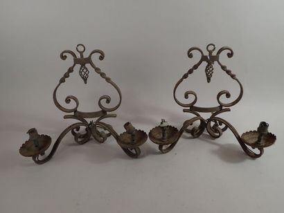 Paire d'appliques en fer forgé à deux bras...