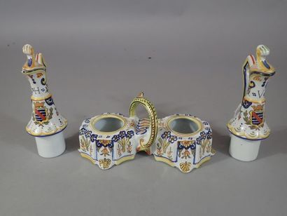 Huilier vinaigrier en faïence polychrome...