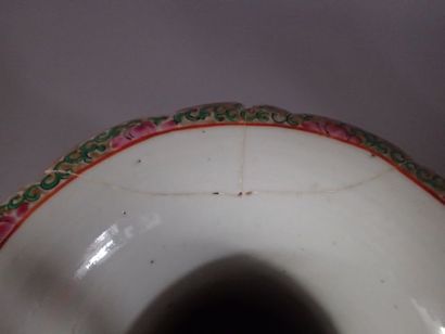 Paire de vases à décor émaillé de la Famille...
