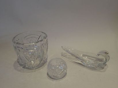 BACCARAT, Vase en cristal taillé à décor...