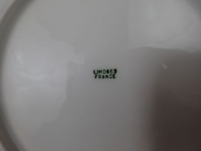Sept assiettes en porcelaine de Limoges et...