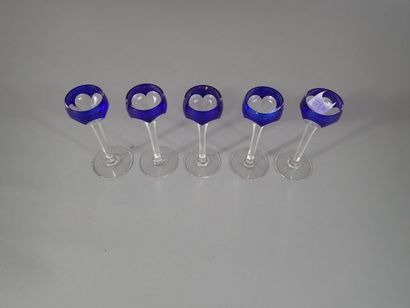 BACCARAT, 5 verres à liqueur en cristal teinté...