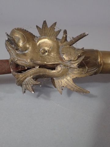 Grande lance chinoise. hampe en bois laqué...
