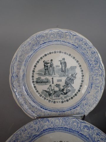 Gien . Six assiettes en faïence à décor imprimé,...