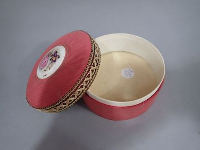 *Boite en carton, tissu rose avec au centre...