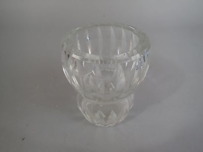 BACCARAT, vase en cristal taillé, signé....