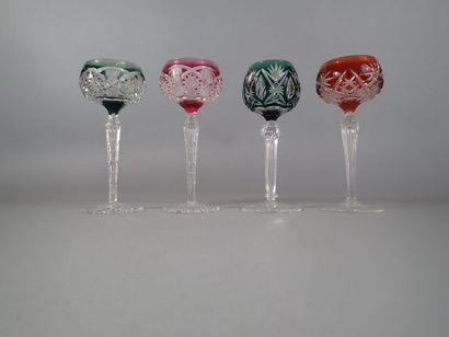 Dans le goût de SAINT-LOUIS, 4 verres à vin...