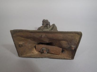 Sujet en bronze figurant une femme vigneronne...
