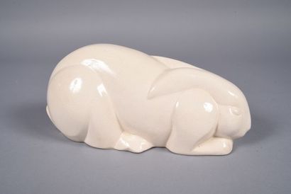 * Lapin en faïence craquelé. Travail moderne...