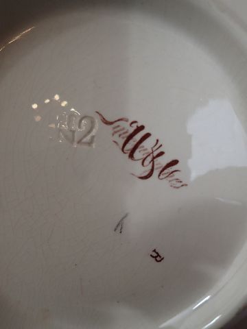 Cinq assiettes en faïence :une de Sarreguemines...