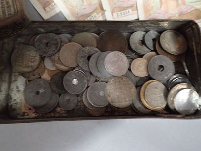 *Boite de pièces de monnaie et 5 billets...