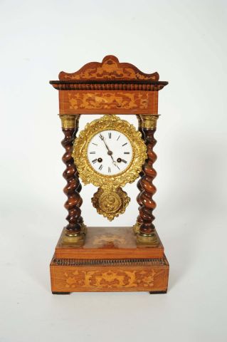 Pendule portique en marqueterie toutes faces,...