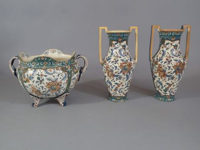 GIEN. Garnitures de cheminée en faïence à...