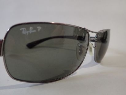 RAY-BAN, paire de lunettes de soleil dans...