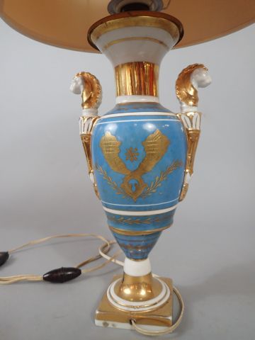 Vase en porcelaine de Paris en forme d'amphore...
