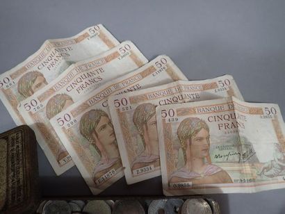 *Boite de pièces de monnaie et 5 billets...