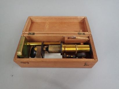 Microscope en laiton dans son coffret en...