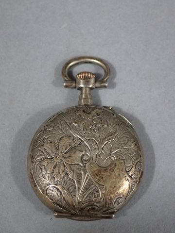 *Montre de col en argent (poinçon au crabe)...