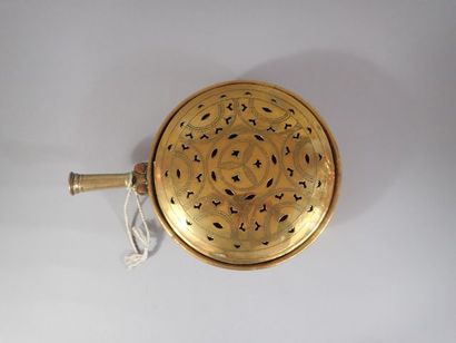Bassinoire sans manche en laiton ajouré et...