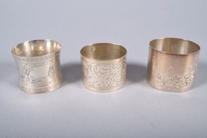 Ensemble en argent comprenant : trois ronds...