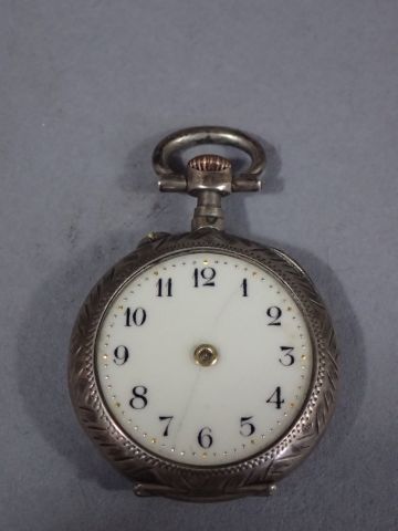 *Montre de col en argent (poinçon au crabe)...