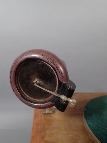 Gramophone à aiguille fabriqué par Pathé....
