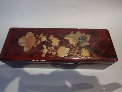 Petit coffret en bois laqué à décor de feuillage...