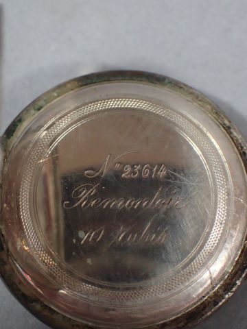 *Montre de col en argent, le boitier à décor...