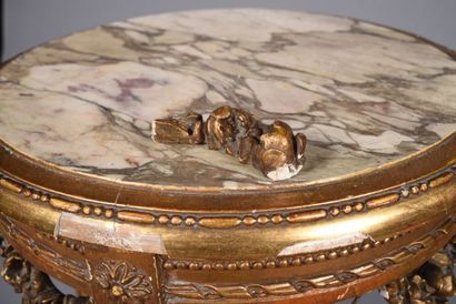 * Sellette ronde en bois sculpté stuqué et...