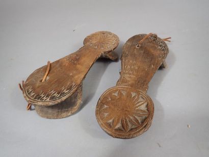 *Paire de sandales en bois sculpté à décor...