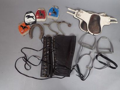 *Ensemble d'équitation comprenant une paire...
