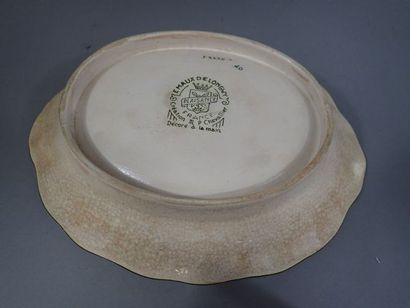 LONGWY. Corbeille en faïence polychrome et...