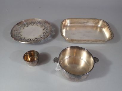 Ensemble de quatre pièces en métal argenté...
