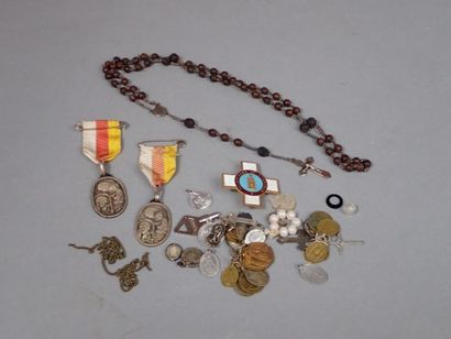Lot de médailles religieuses, chapelet, ...