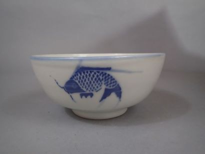 Grand bol en porcelaine de Chine blanc-bleu...