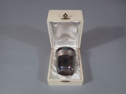 Timbale en métal argenté dans son coffret...