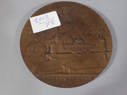 Médaille de table en bronze figurant le profil...