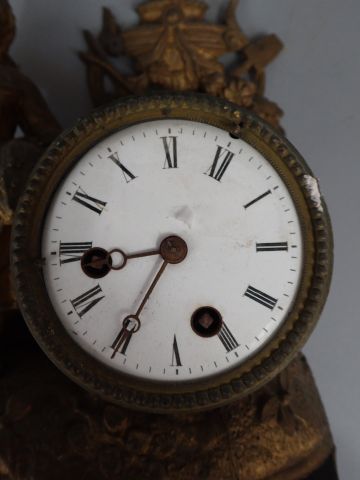 Elément de pendule en régule doré à décor...