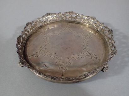 Deux soucoupes en argent : 1 coupelle à fleuriture,...