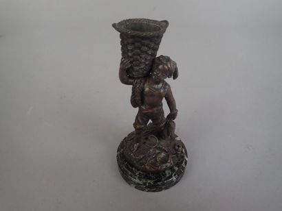Pyrogène en bronze figurant un jeune pécheur...
