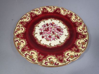 LONGWY. Plat rond en faïence polychrome et...