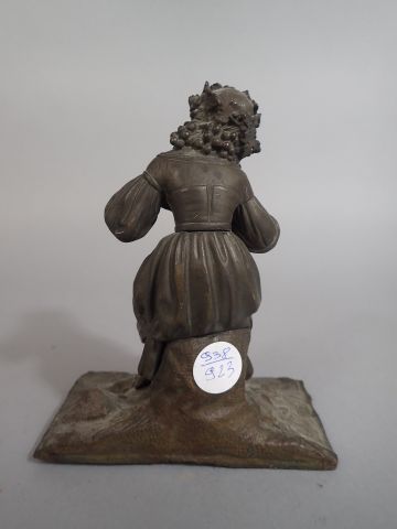 Sujet en bronze figurant une femme vigneronne...