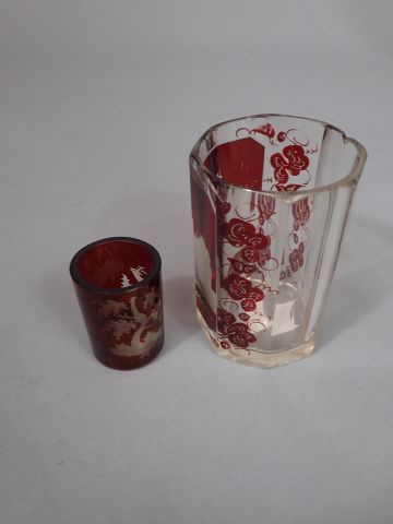 *Deux gobelets en cristal de bohème doublé...