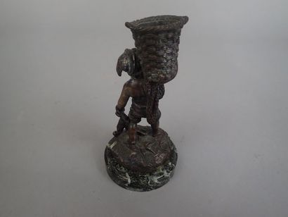 Pyrogène en bronze figurant un jeune pécheur...