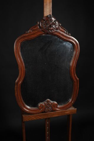 Miroir en acajou mouluré et sculpté à bordure...