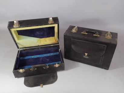 4 valises identiques en cuir noir avec petite...