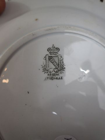 Cinq assiettes en faïence :une de Sarreguemines...