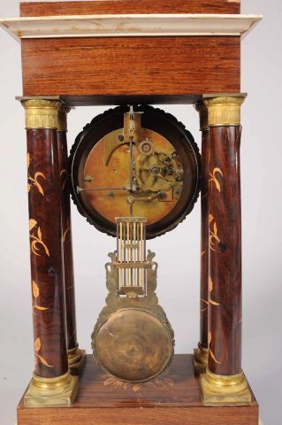 Pendule portique en marqueterie de bois de...