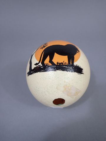 Œuf d'autruche peint à décor d'un lion au...