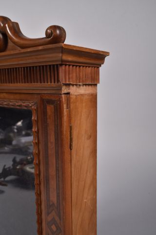 Petite vitrine murale en bois marqueté et...